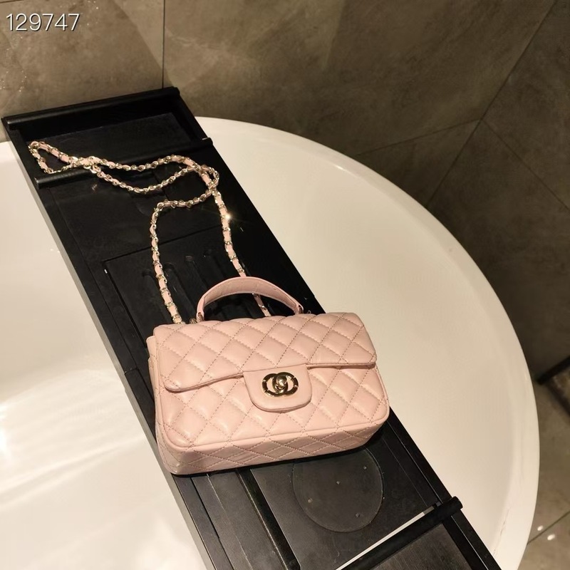 ハイエンドの小さな香りの羊革ハンドヘルドロック小さな正方形のバッグ女性のための 2025 春と夏の新しいファッションチェーンクロスボディバッグ|undefined