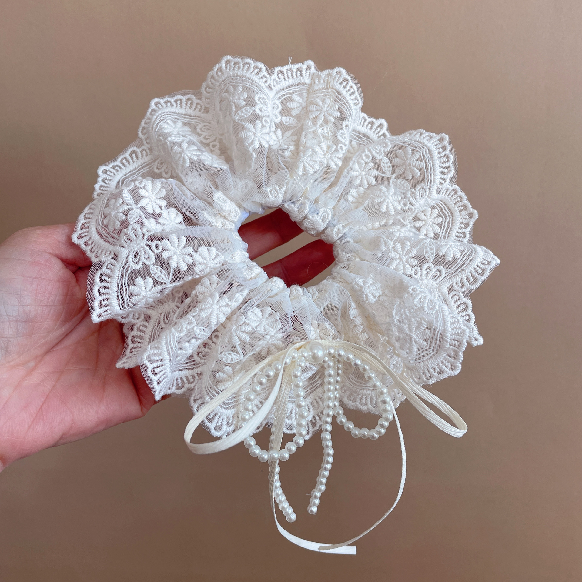 Scrunchie vintage in pizzo di cotone con ricami artistici_voghion.com
