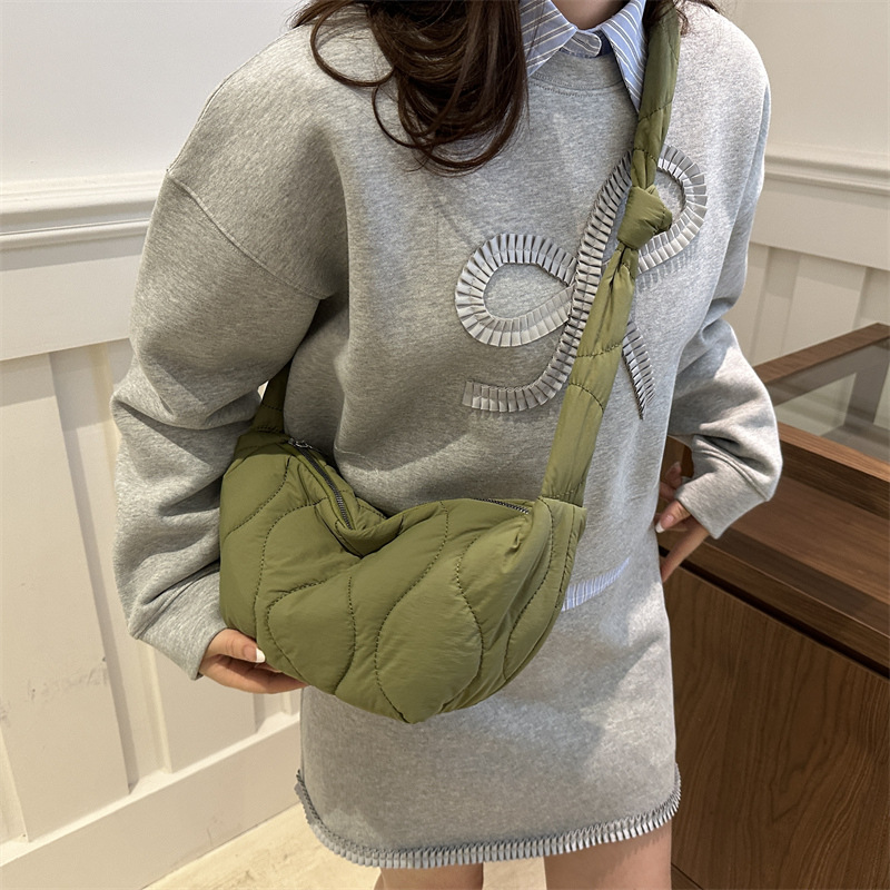 Moda de algodón de gran capacidad 2023 nuevo plegado nube bordado línea simple ocio bolsas de brazo para mujeres