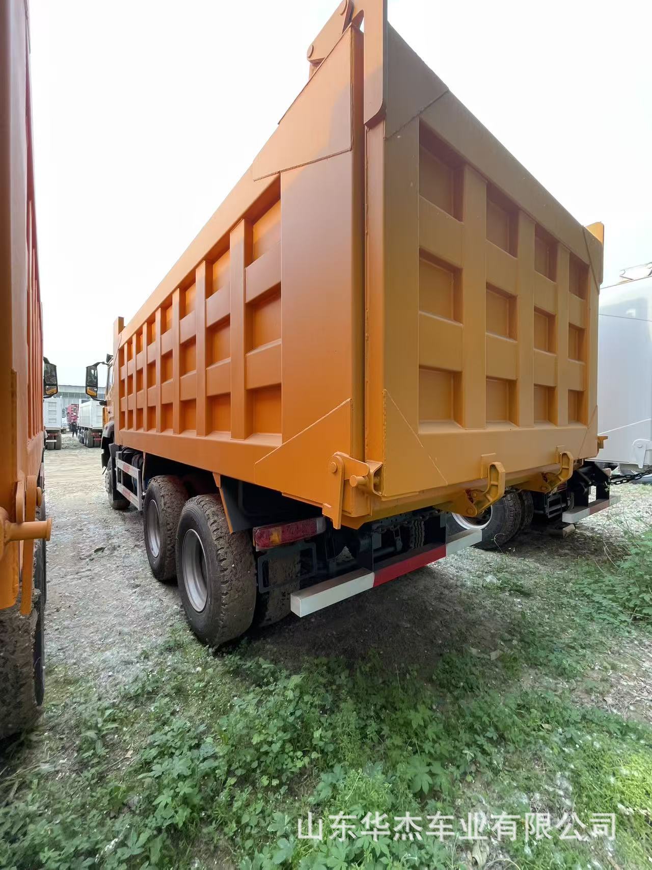 Cross-border African heavy-duty HOWO dump truck 6×4 for engineering and construction waste transportation, meeting national emission standards for mining operations