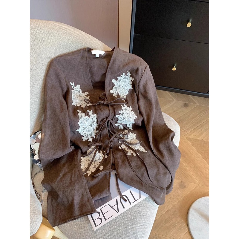 American Retro Lace Embroidered Lace-Up V-Neck Shirt for Women, Autumn Style, Loose and Versatile with Bell Sleeves American Retro Lace Embroidered Lace-Up V-Neck Shirt for Women, Autumn Style, Loose and Versatile with Bell Sleeves