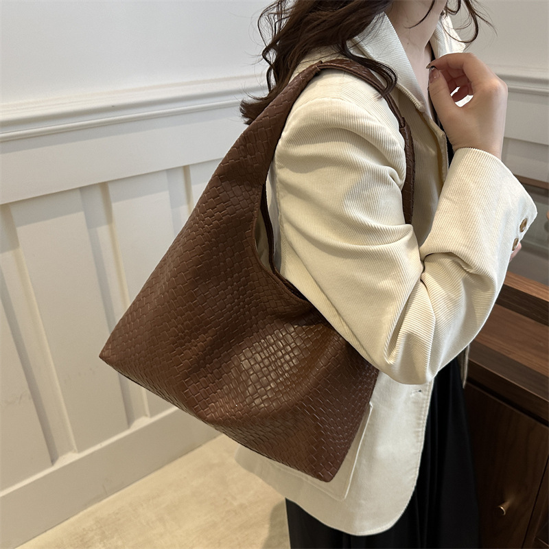 Otoño y invierno retro bolsos de dos piezas 2024, bolsos de moda de mujer, bolsos de hombro portátiles extranjeros, bolsos simples.