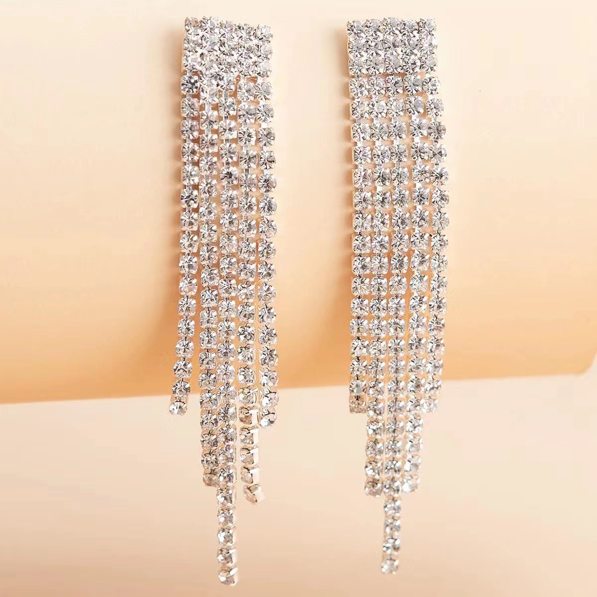 2022 Venta caliente elegante cadena de diamantes de imitación pendientes europeos y americanos fríos estilo largo borla pendientes elegantes Corea del Sur pendientes