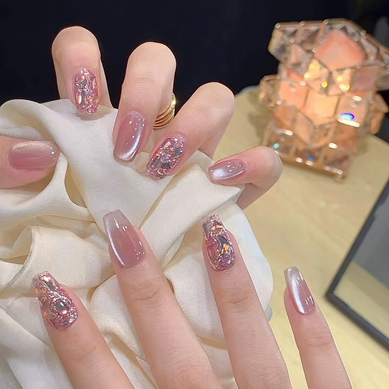 Yi danza semi-hecho a mano desgaste de uñas Rosa ojo de gato Maillard diamante mariposa temperamento blanco parche de uñas desmontable