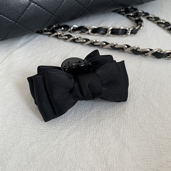 Black hairgrip with bow