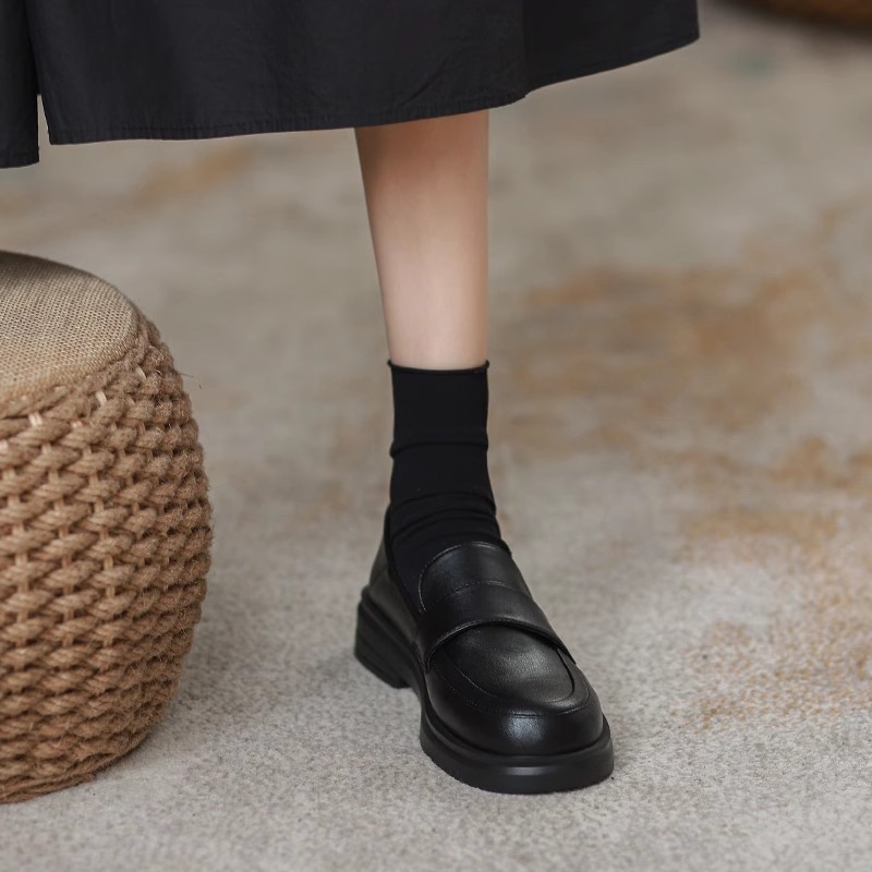 Weiche rindsleder loafer für frauen in die frühling herbst von 2024, vielseitige einzelnen schuhe mit einem flachen boden und schwarz Britischen_voghion.com