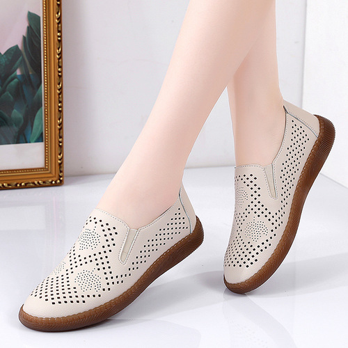 Women's Summer Hollow-out Flat Genuine Leather Shoes, Soft Sole, Versatile, for Middle-aged and Elderly Mothers, One-Piece Hole Shoes, Sandals