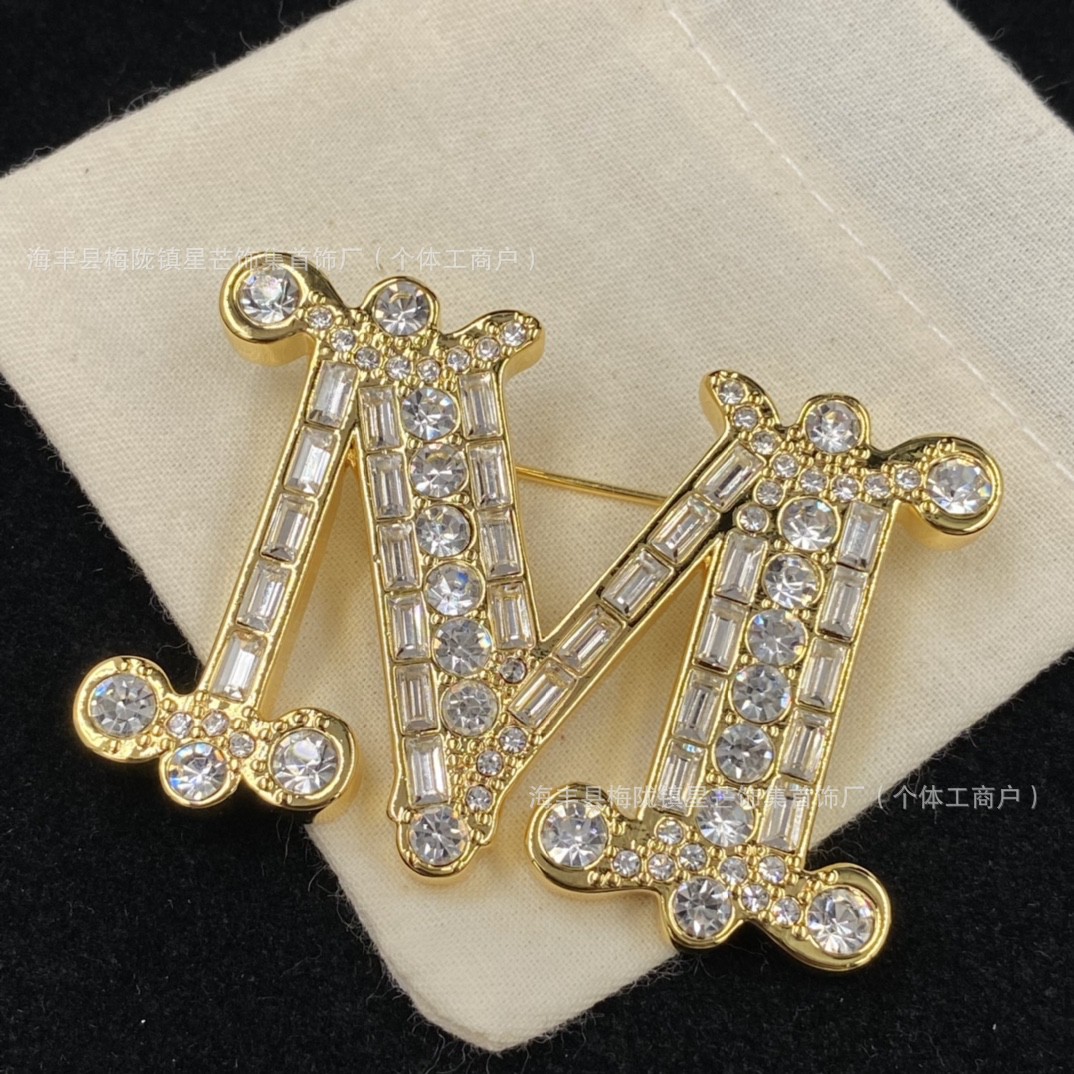 Light Luxury European and American Style Small Fragrance Diamond Letter m Brooch High-End English Letter Suit Elegant Clothing Accessories for Women