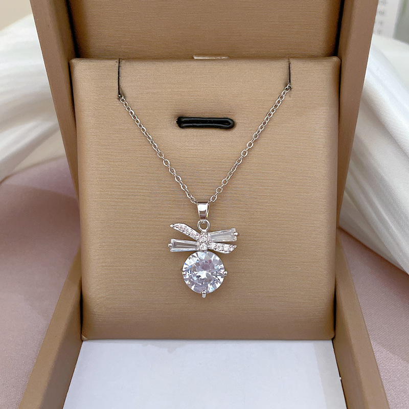 [Titanstahl] Leichte Luxus-Mikro-Intarsien-Fliege-Zirkon-Halskette aus echtem Gold für Damen im neuen Stil Schlüsselbeinkette mit einem_voghion.com