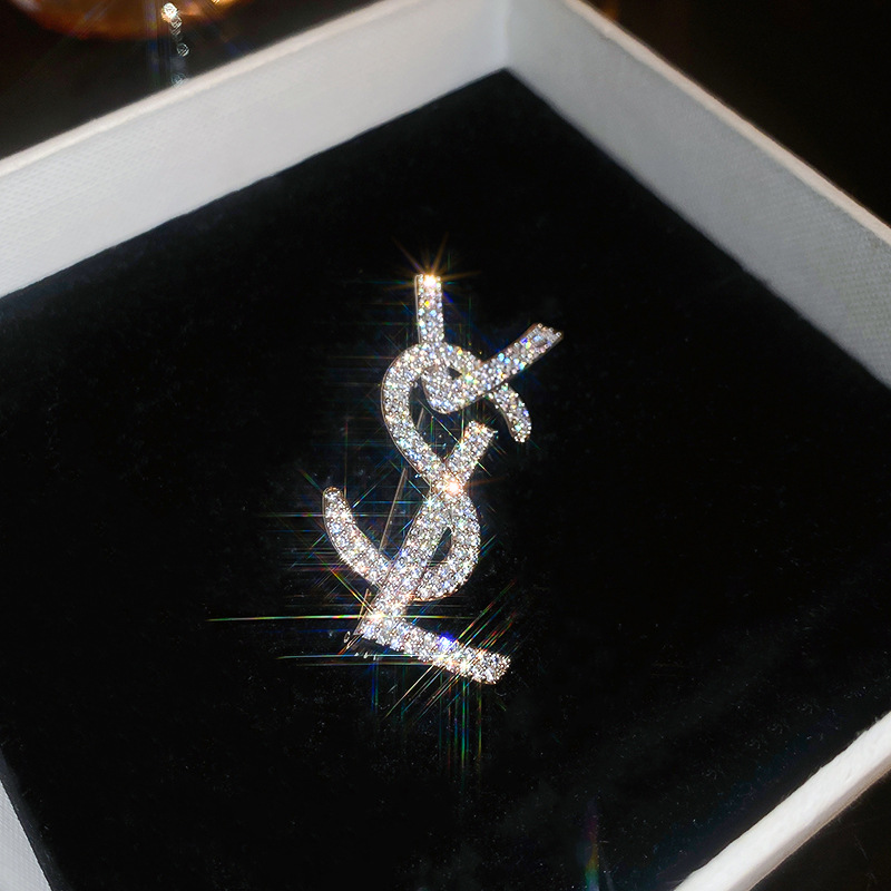 Chanel estilo luz lujo ZIRCON carta broche de moda de alta gama personalidad nicho temperamento suéter pin ramillete para las mujeres