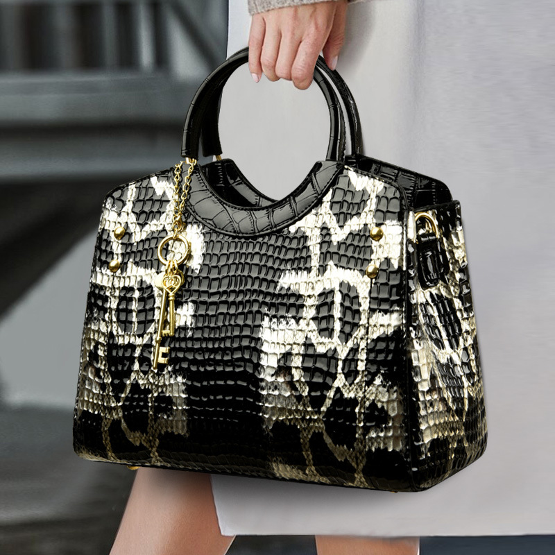 Fashionable Retro Women's Bag 2024 New European and American Soft Leather Single Shoulder Diagonal Cross Handbag Snake Pattern Bag_voghion.com