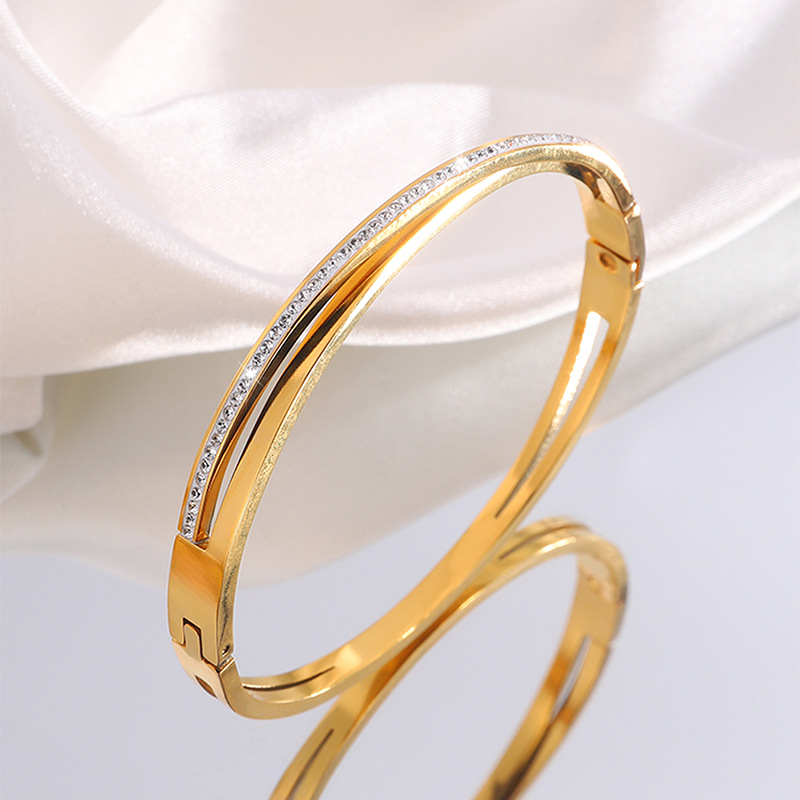 Nueva personalidad de tres capas de barro y diamantes brazalete de acero inoxidable para mujer, diseño de nicho de alta calidad, joyería de pulsera de acero de titanio