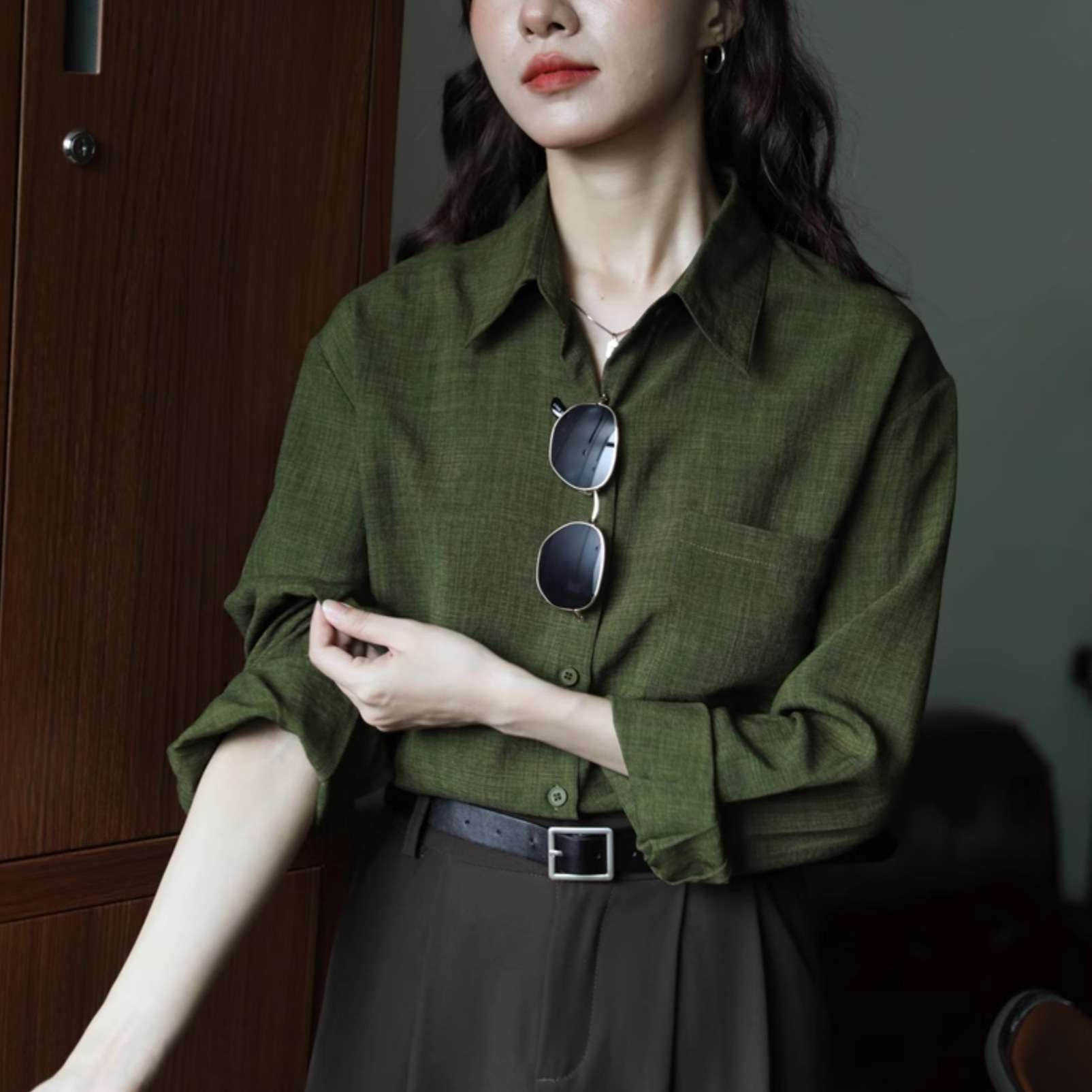 녹색 디자인 감각 느슨한 레트로 홍콩 스타일 단색 긴 소매 셔츠 여성의 슬리밍 가을 새 셔츠 탑