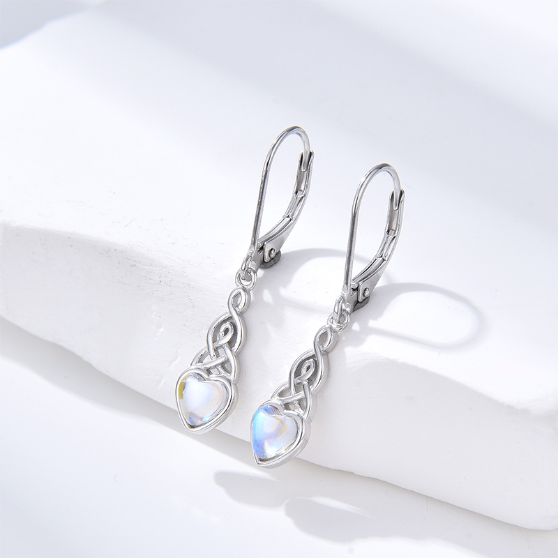 Pendientes en forma de corazón de plata S925 nuevos transfronterizos Pendientes de piedra lunar de nudo celta irlandés Pendientes simples de moda femenina