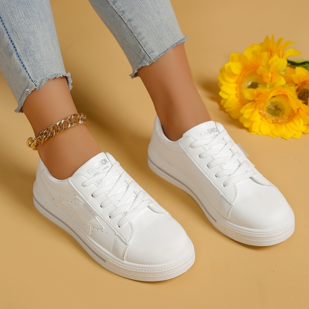 Zapatos blancos universales para mujeres 2025 primavera nuevos estudiantes estrellas zapatos casuales zapatos de skate baja tendencia ultra ligera