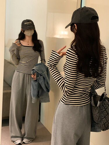 Contrasting Color Square-Neck Striped Women's Long-Sleeved Top for Spring, Autumn, and Winter—A Designer-Driven, Niche, Slim-Fit Base Layer Top with a Unique Design.