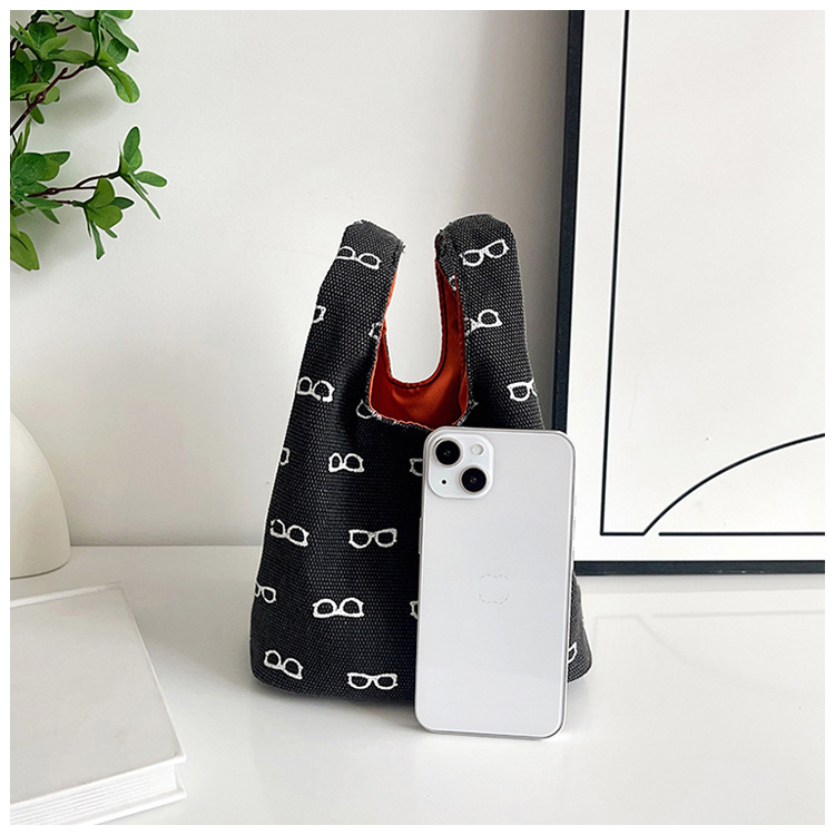 2025 New canvas handbag, a popular female cartoon bucket bag, versatile for Japan and South Korea, and an ins hand-held tote lunch box bag undefined