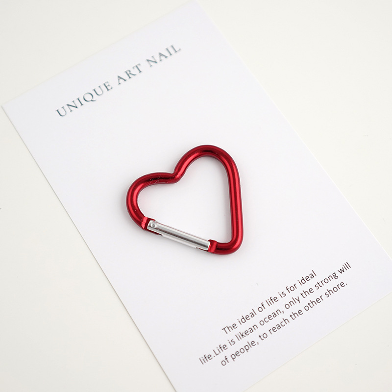 バックパックにフックを掛けて登山ボタンを掛けます。