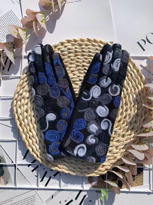 冬のスエードの手袋の女性の手の甲の刺繍の保温の手袋は手袋の屋外のタッチパネルに乗ることに乗ります。|undefined