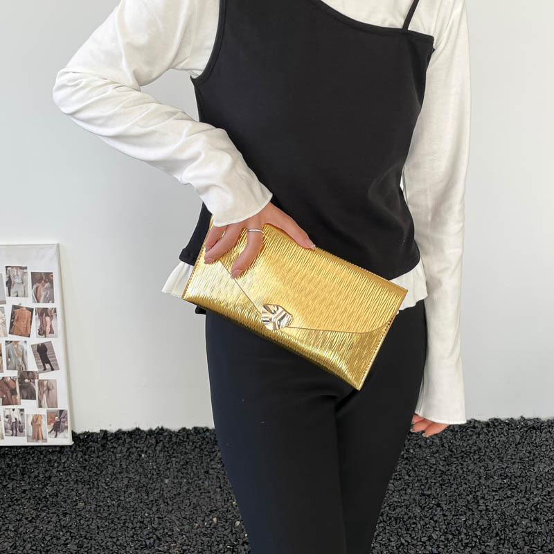 2026 primavera nuevo sobre ligero de lujo bolso de mano de mujer simple botón de metal de moda bolsa de banquete de temperamento casual