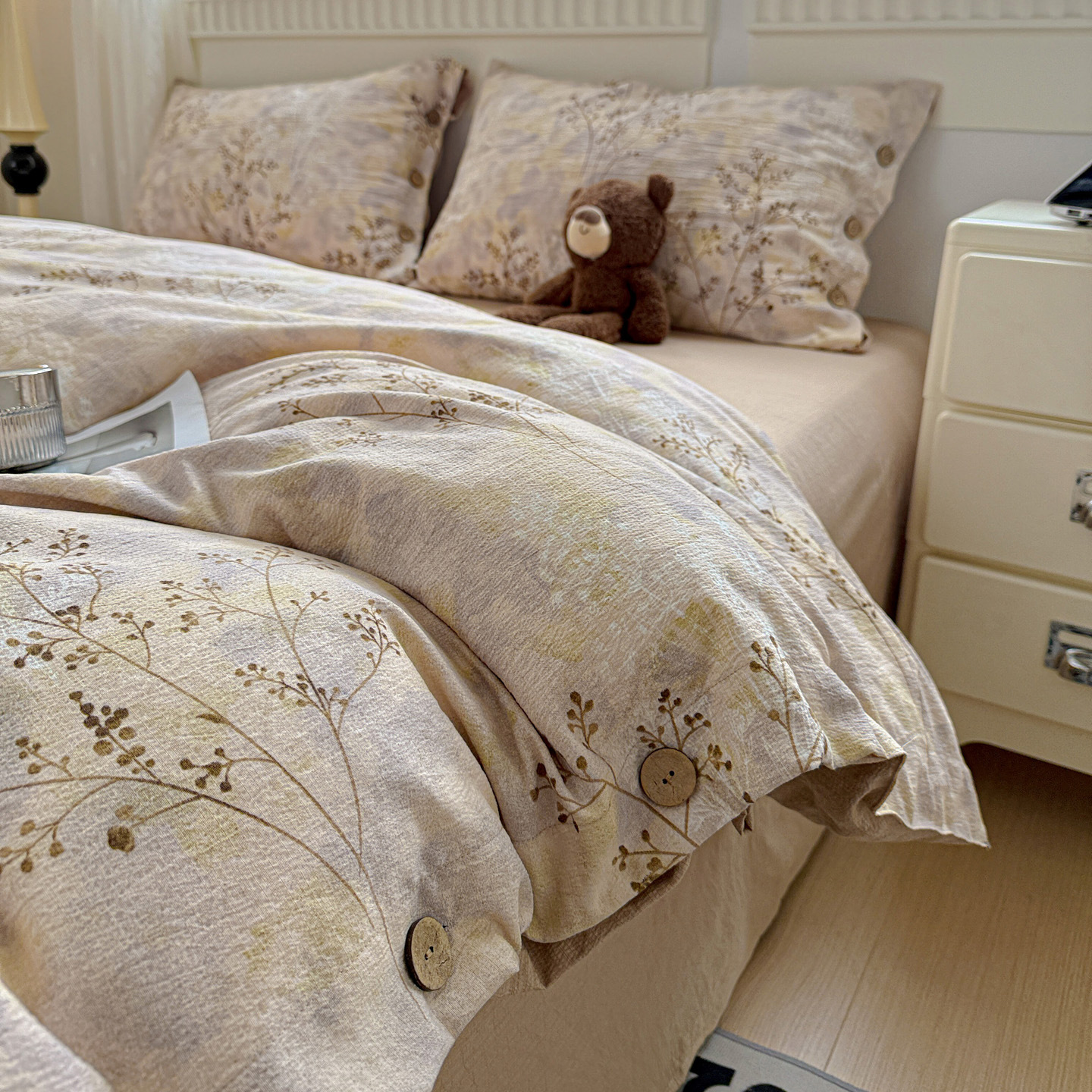 Classe A algodón bruto lino de cuatro piezas retrógrado botones de flores sábanas de algodón cubierta de cama de tres piezas conjunto de ropa de cama