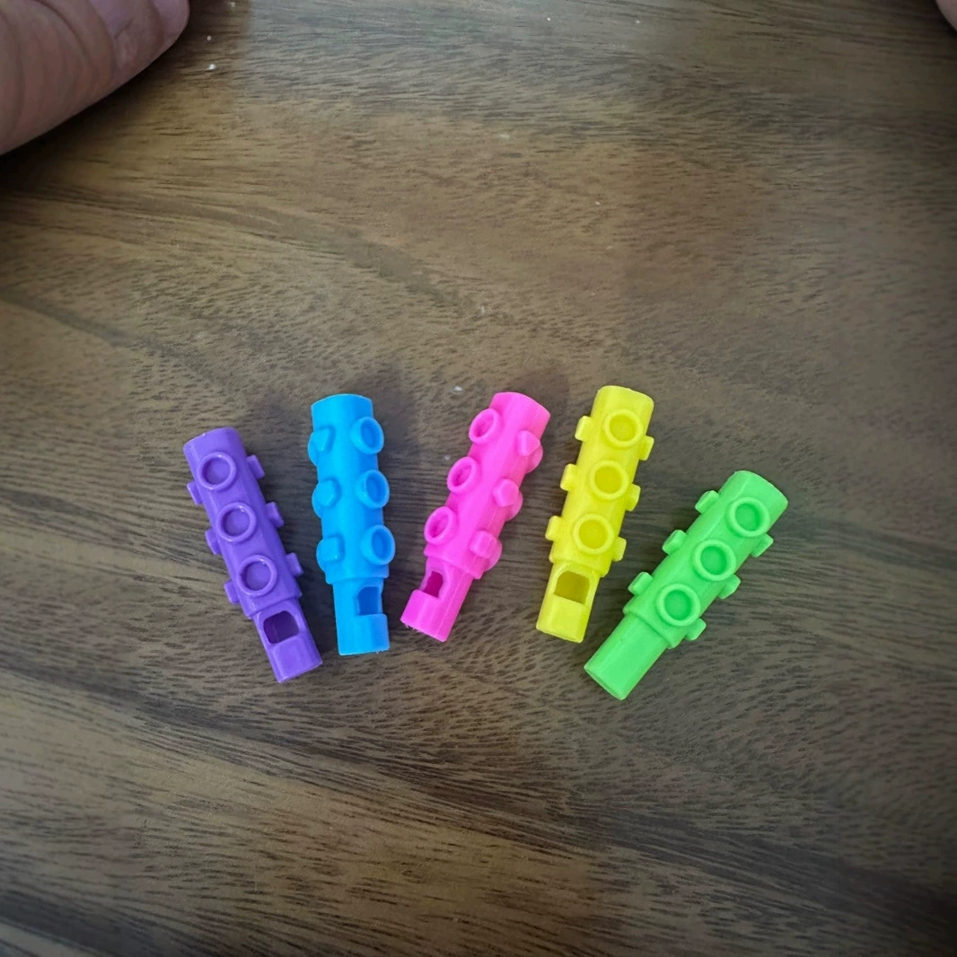 Красочные строительные блоки, свистки, игрушки гашапон, подарки для столовой, награды для учебных отделов, маленькие игрушки Иу, культурные и творческие подарки.