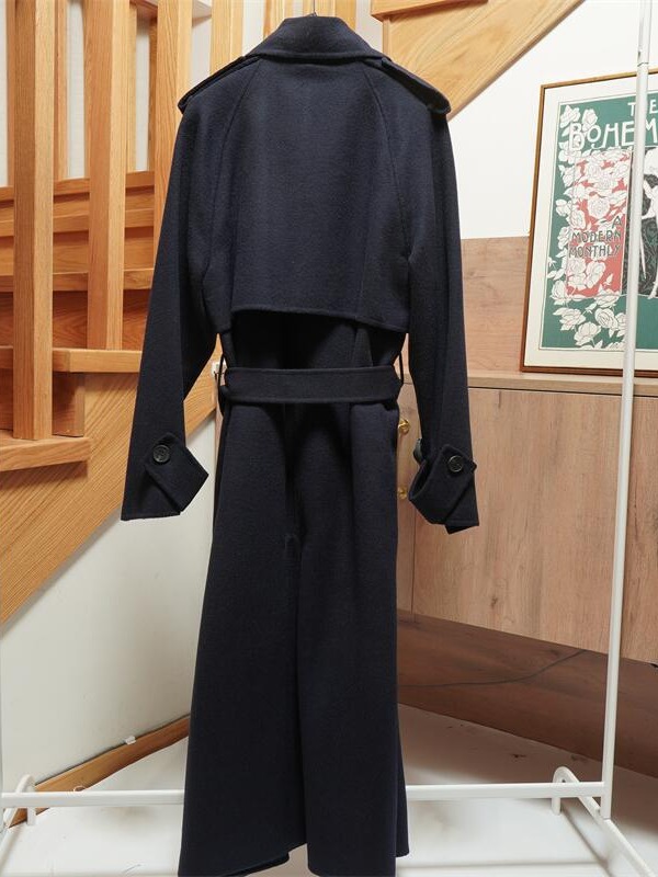 Soft and Smooth Bamboo Fiber Commuter Windbreaker Image 3