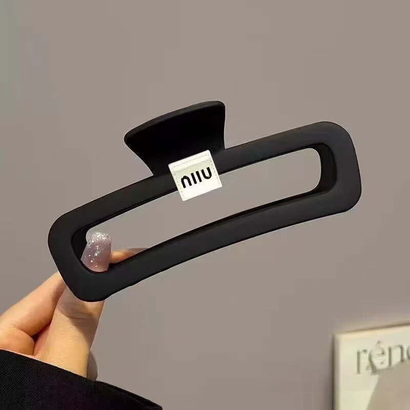 黒い髪のクリップの大きいサイズのシンプルなアルファベットのminヘアピンの女性の高級感の後頭部の髪のサメのクリップの飾り|undefined