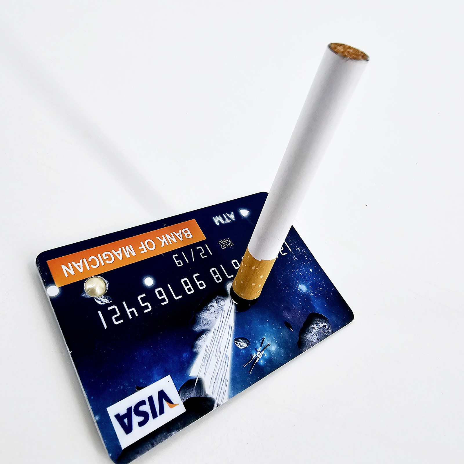 Credit card floating cigarette King Magic floating close-up magic…