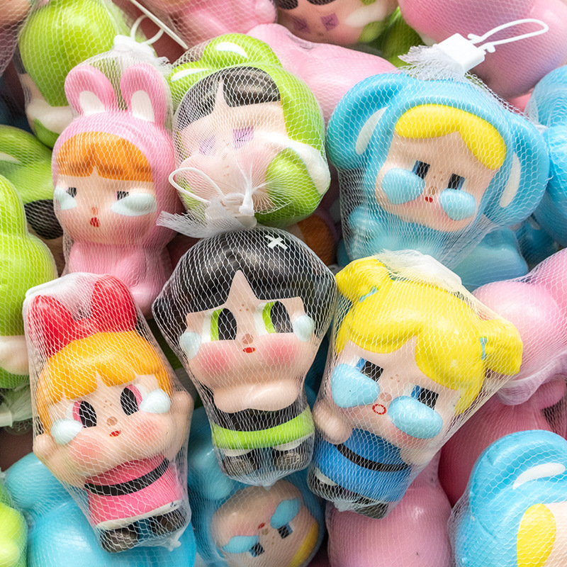 吉伊卡わぁchiiawaは子供のおもちゃをつまんでゆっくりと弾きます。|undefined