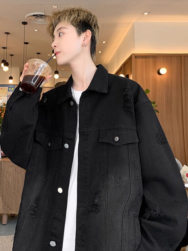 初秋の破れた穴のデニムのコートの男性の春秋のタイプのファッションのブランドの高級感のごろつきのハンサムでゆったりしているアメリカのジャケットの復古の上で服を着ます。|undefined