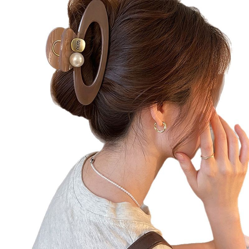 Pinza para el cabello de perlas con letras ovaladas pinza de tiburón simple de personalidad coreana, pinza de agarre de moda de alto nivel de nicho, accesorios para el cabello para mujeres