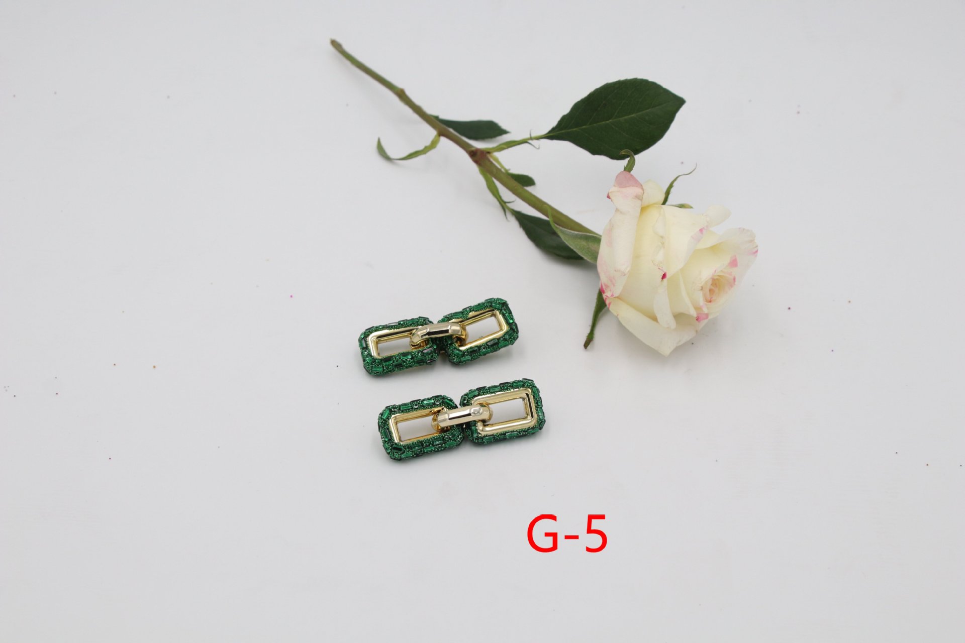 Orecchini pendenti a catena con diamanti geometrici_voghion.com