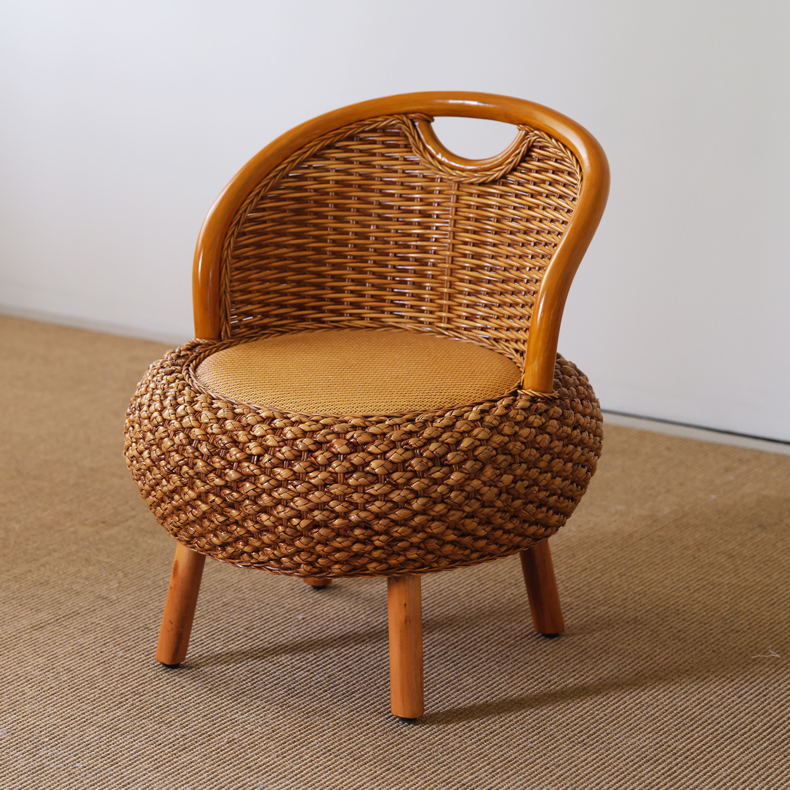 낮은 의자 (앉아 표면 직경 50cm, 높이 58cm)