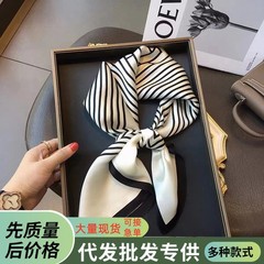 レトロな90のスカーフの斜紋のシルクのプリントの韓国版の女子学生のシルクのスカーフの夏の秋のシミュレーションのシルクの装飾の贈り物のマフラーの卸売り