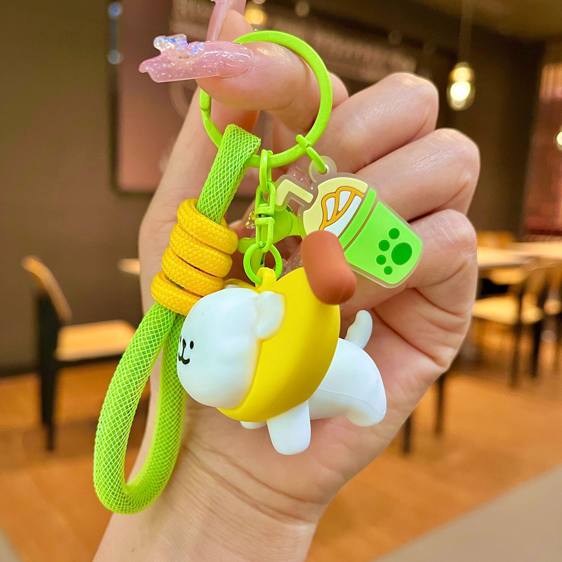 Línea de fábrica de llaveros perros en línea al por mayor postre popular cabeza cubierta de llaves de automóvil muñeca pequeña decoración de regalo