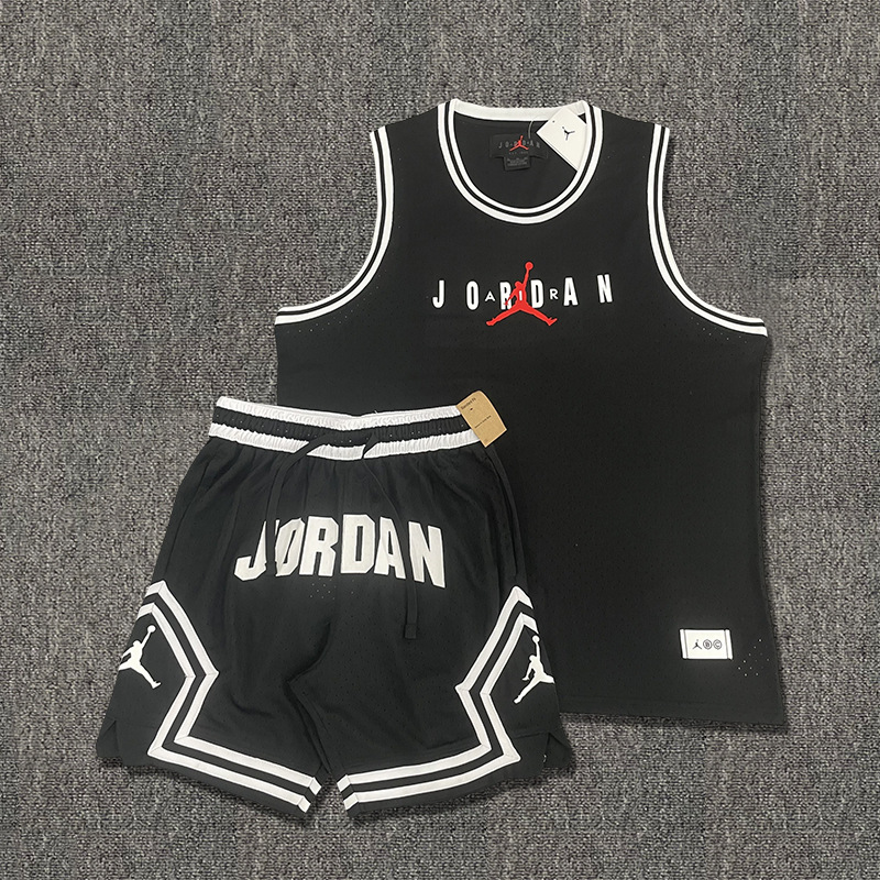 Nuevo conjunto de ropa deportiva de hombre volador en verano, entrenamiento de carrera para hombres, chalecos cortos transpirables de secado rápido, dos juegos al por mayor