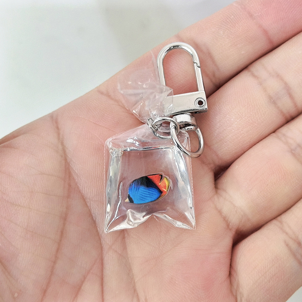 주황색과 파란색 열대어 문 버클