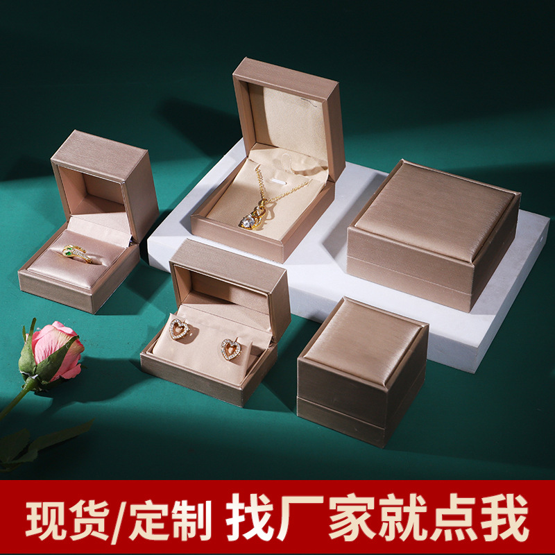 Caja de joyería de PU cepillado, exquisita caja para anillos, pendientes y colgantes, caja de embalaje para pulseras y collares al por mayor