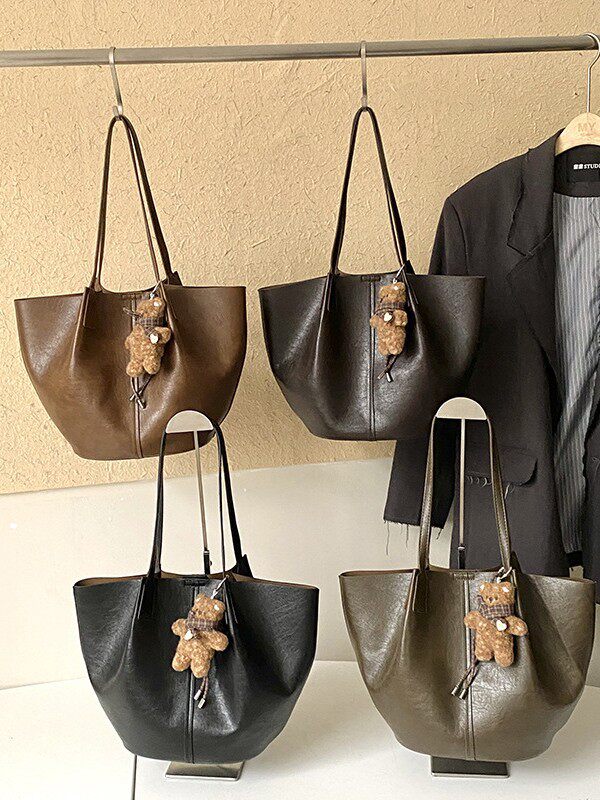 Túi tote nữ dáng shopping cổ điển chất liệu PU mềm, túi đeo vai kèm dây đeo — Màu cà phê Không có mặt dây chuyền, Màu xanh lá cây không có mặt dây chuyền, Trà hạt dẻ nâu không có mặt dây chuyền, Đen không có mặt dây chuyền