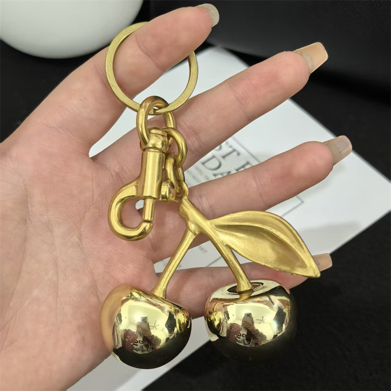 Simulación transfronteriza fruta cereza grande llavero de cereza llavero de metal bolsa colgante llavero de coche creativo