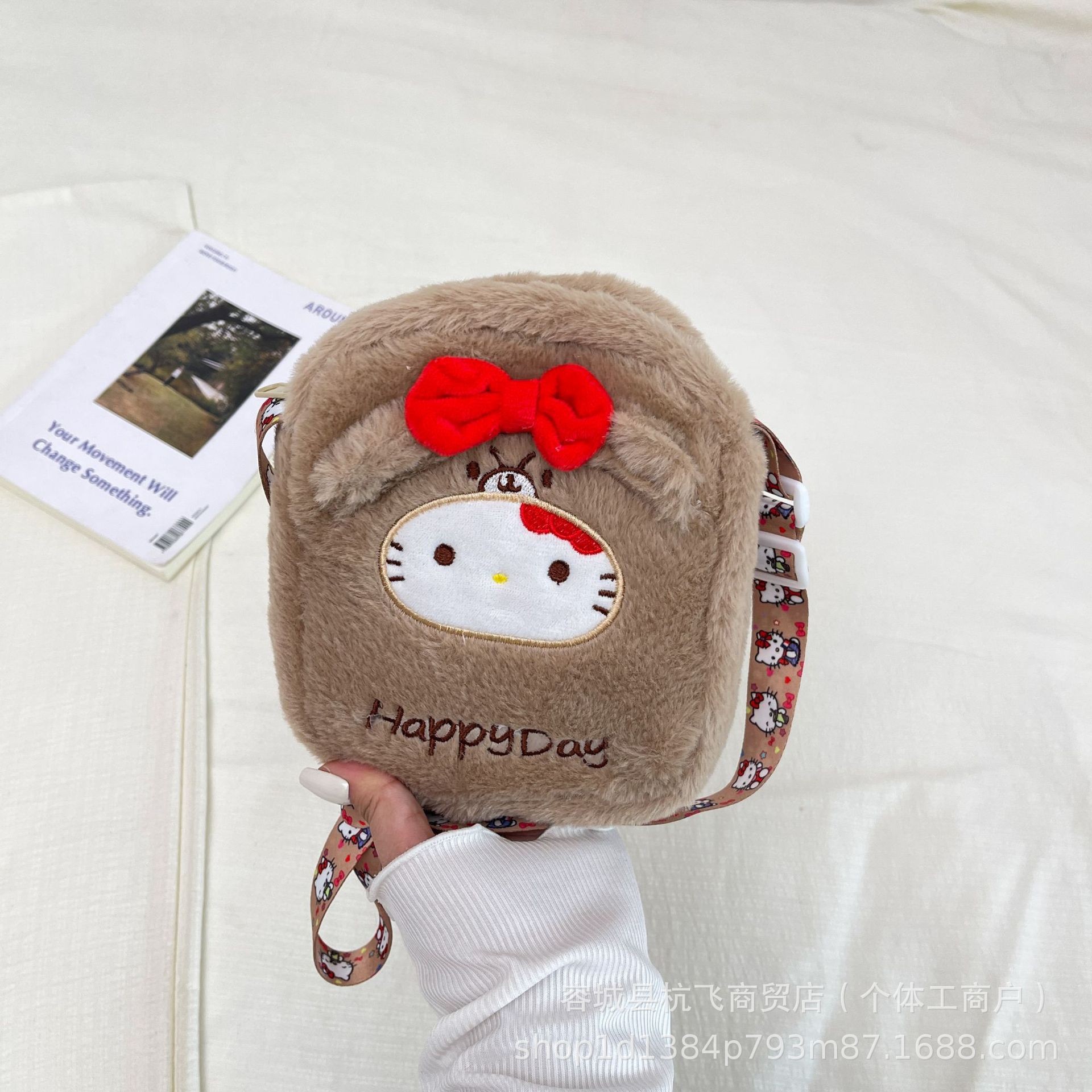Venta al por mayor de fábrica bolsa de felpa juguete bolsa de mensajero Kulomi peluche de oso de fresa bolso japonés Sanrio