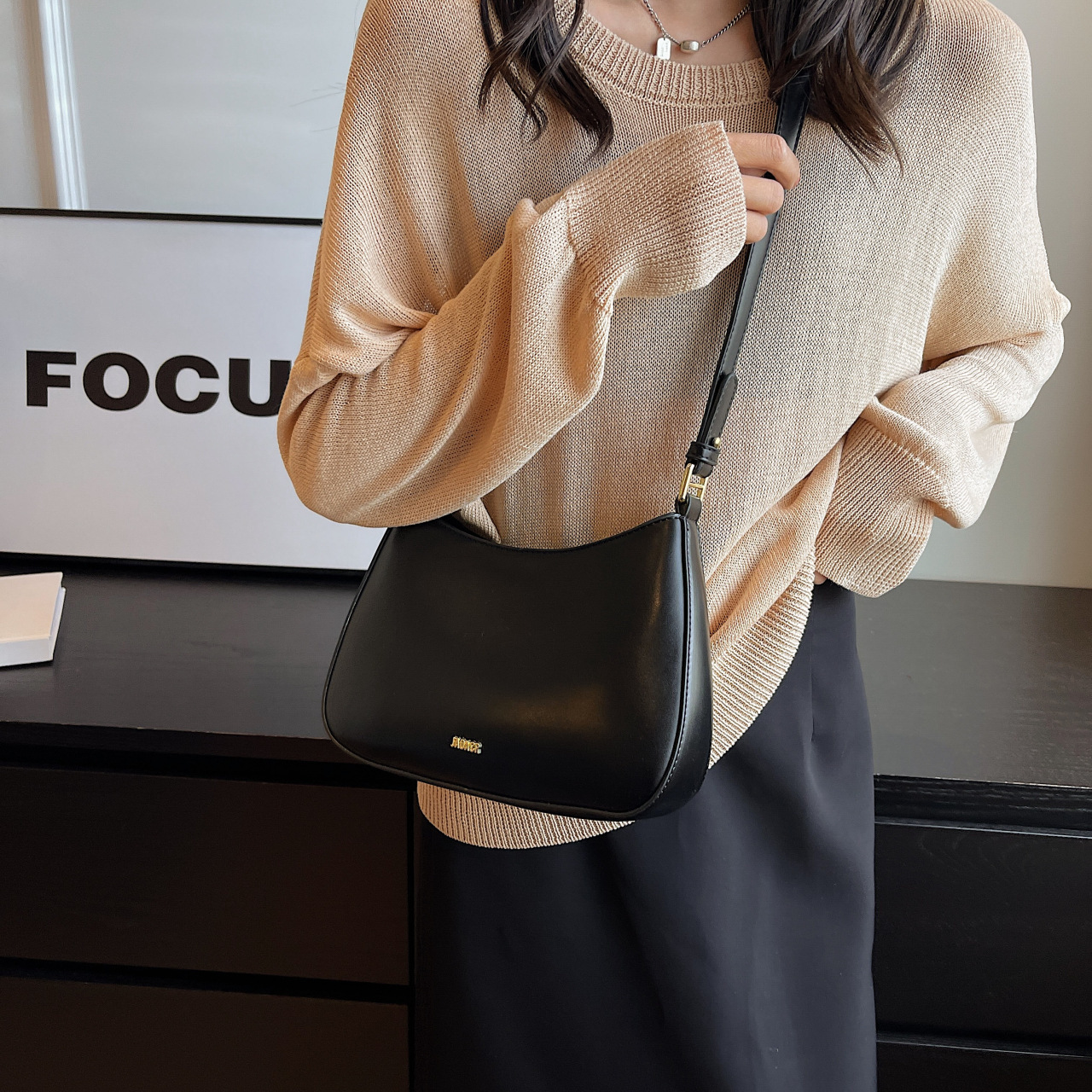 Bolso de moda de mujer 2024 verano nuevo estilo de moda bolso de brazo francés de textura simple bolso de palo nicho bolso de mochila