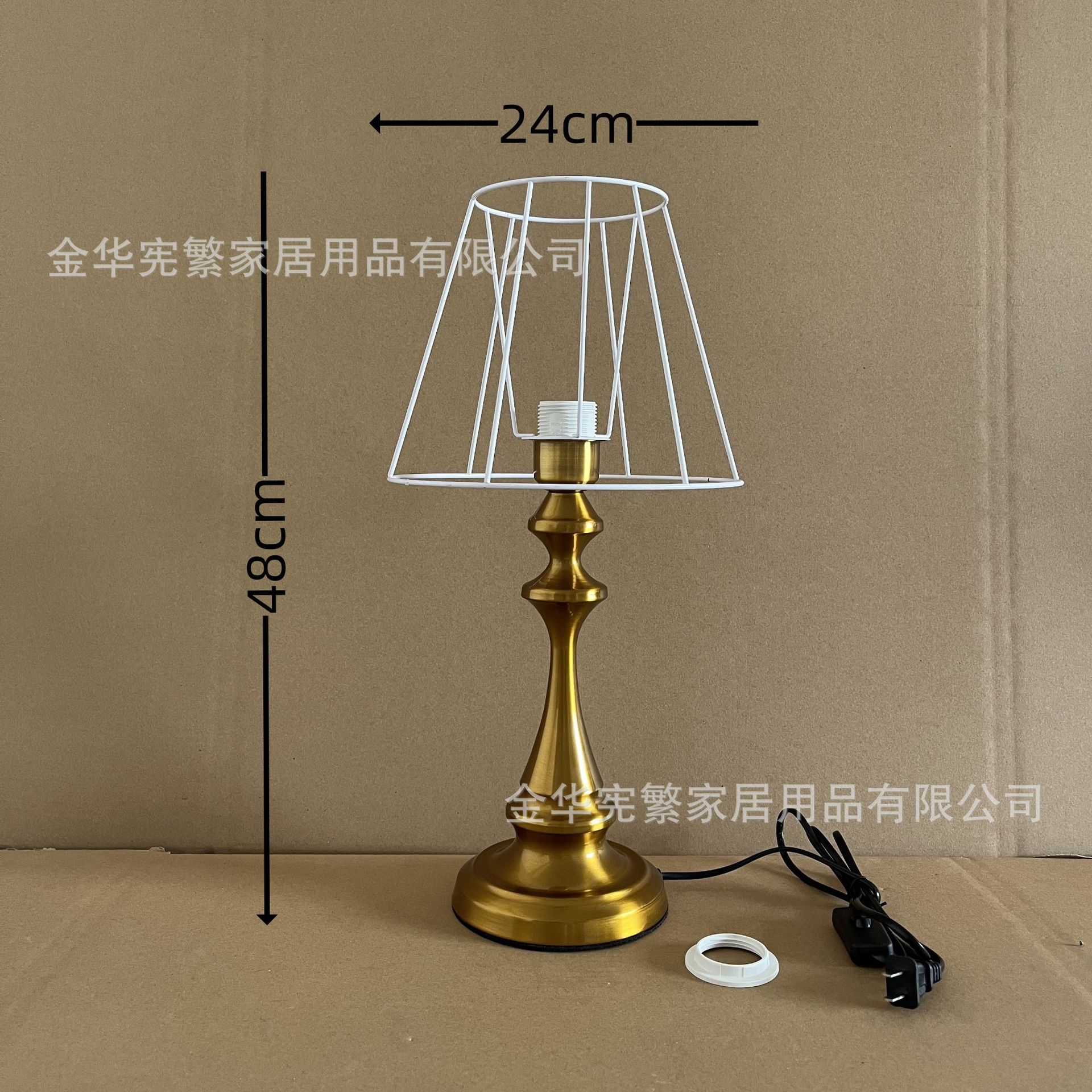 Xiaohongshu recomienda la combinación de marco de hierro con base de metal grande de cobre antiguo dorado E27 con lámpara de mesa retro casera de bricolaje