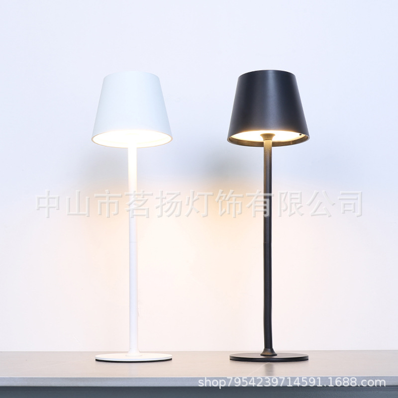 Nueva lámpara de mesa de hierro forjado de pies altos, lámpara de noche creativa táctil de la cabecera del dormitorio, lámpara de mesa pequeña de carga de sala de estar minimalista moderna