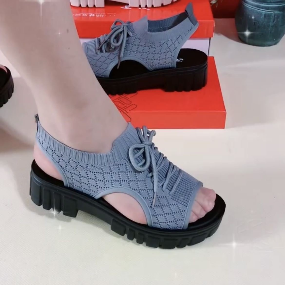 2026 primavera y verano nuevo estilo de suela gruesa y cómoda de moda pisar la mierda sensación de sandalias deportivas de tela volante sandalias ligeras antideslizantes para mujeres