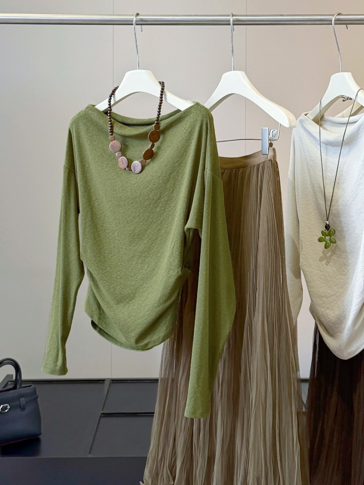 Korean-style one-shoulder long-sleeve T-shirt for women, a base layer for early autumn 2026, featuring a unique design, a slim fit, and a flattering silhouette