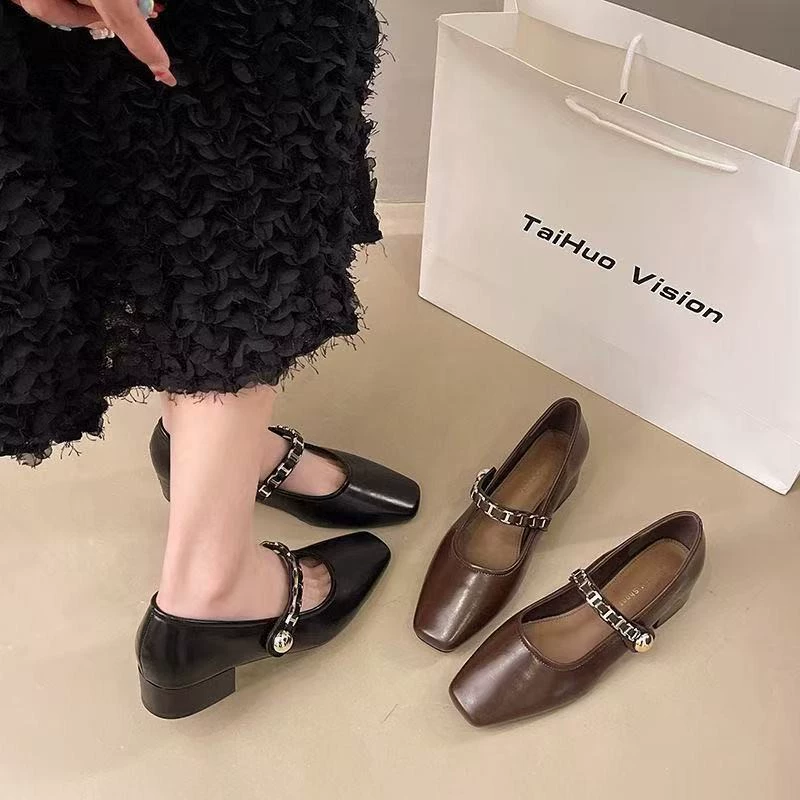 2025 мягкая кожа с новым ретро-стилем юбки весной и летом французские квадратные туфли