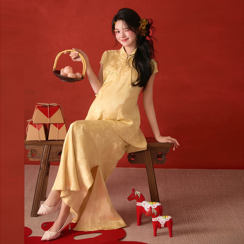 Yellow New Chinese-Style Maternity Photo Shoot Outfit for Pregnant Mothers, 2026 Year of the Horse Theme, Ancient Style