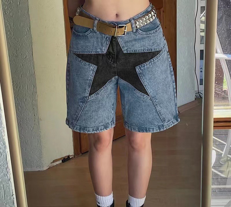 Pantaloncini di jeans da donna con patch a stella taglio ampio_voghion.com